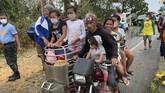 FOTO : Topan Molave Hantam Filipina Topan Molave menghantam Filipina pada Senin (26/10), memicu banjir dan merusak rumah penduduk.