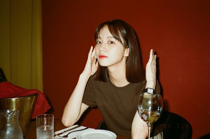 Resmi meninggalkan rambut panjangnya, Lee Hyeri kembali tampil dengan gaya rambut blunt bob seperti saat ia memerankan karakter Deok Sun di serial drama 'Replay 1988'. Meski begitu, gayanya kali ini terkesan lebih manis dengan poni wispy fringe yang membingkai dahinya. (Foto: instagram.com/hyeri_0609)