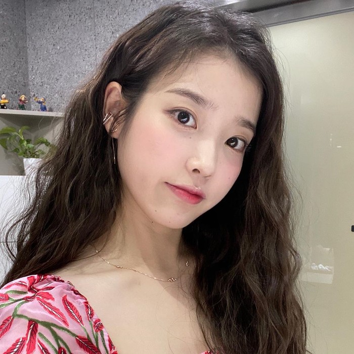 Saat merayakan anniversary debut yang ke-12, solois sekaligus pemain drama IU tampil cute dengan gaya rambut beach waves yang mengingatkan kita dengan suasana liburan! Dalam potretnya, wanita bernama lengkap Lee Ji Eun ini mengenakan dress floral berwarna cerah yang semakin menambah kesan summer vibes. (Foto: instagram.com/dlwlrma)