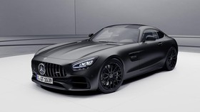 Youtuber Rusia Protes, Siram Bensin dan Bakar Mercedes-AMG GT