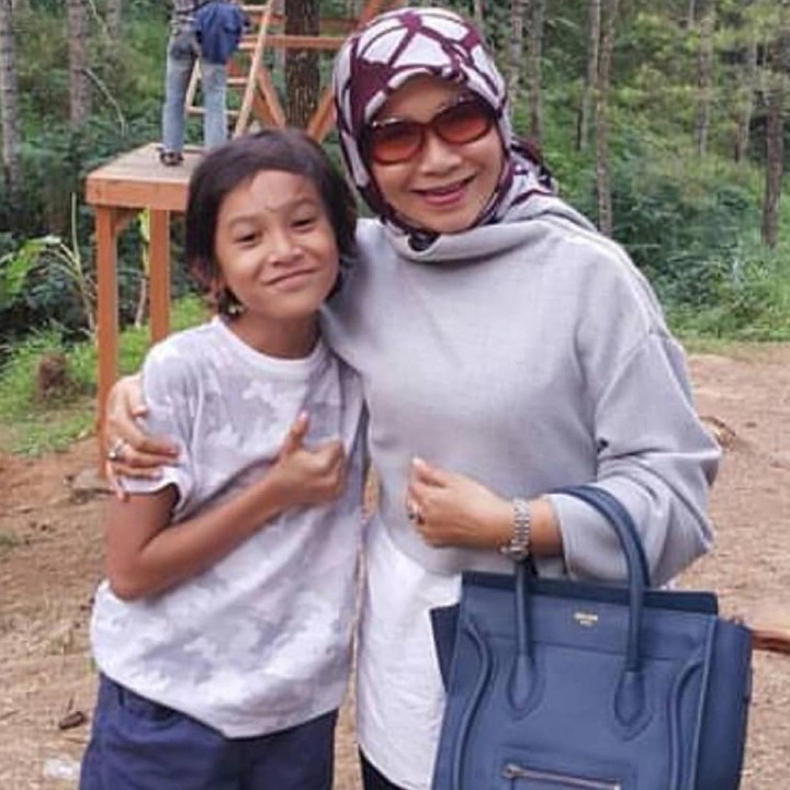 Setelah Rossa dan Yoyo bercerai, Rizky sempat tinggal bersama orang tua Rossa di Sumedang, Jawa Barat. (Foto: Instagram @itsrizkyofficiale_real_rizky)