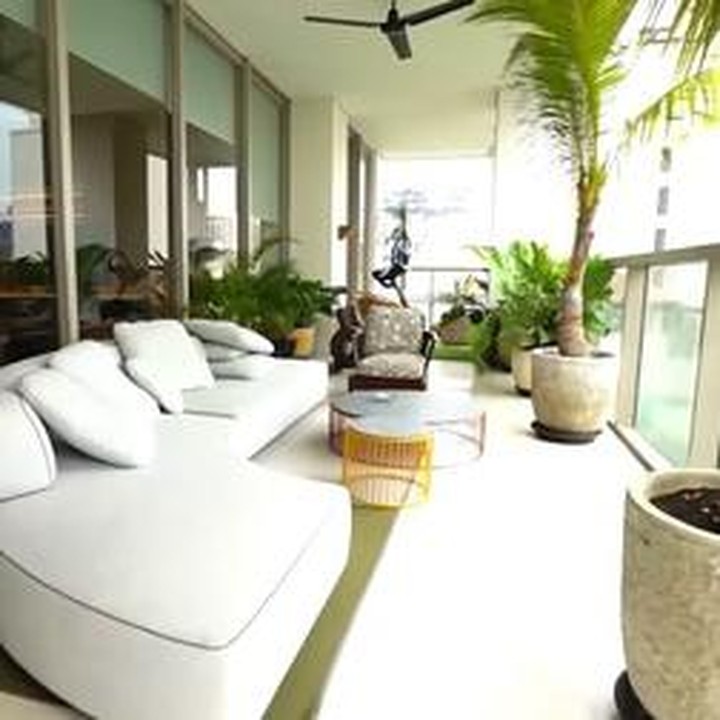 <p>Bagian balkon apartemen terlihat sejuk dengan sofa putih dan sentuhan hijau dari tanaman. Indra Priawan dan Nikita Willy biasa memakai area ini sebagai tempat bersantai. (Foto: YouTube TRANS7 OFFICIAL)</p>