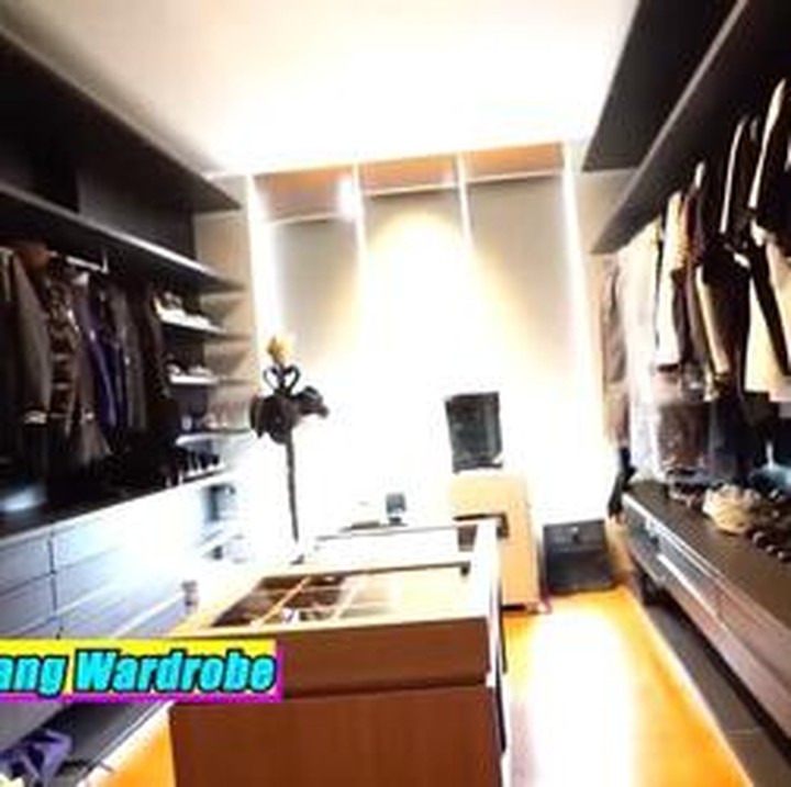 <p>Nikita Willy dan Indra Priawan menyimpan koleksi fashion mereka di ruangan khusus. <em>Wardrobe</em> tersebut dilengkapi dengan berbagai macam outfit mewah dari brand kelas dunia. (Foto: YouTube TRANS7 OFFICIAL)</p>