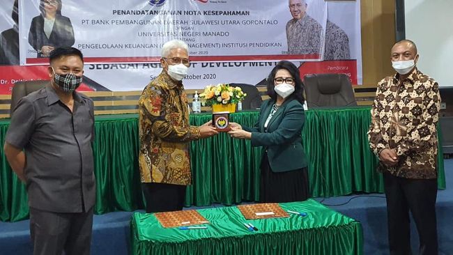 Bank SulutGo Sepakat Penuhi Layanan Perbankan Unima Bank SulutGo sepakat untuk memberi pelayanan perbankan di Universitas Manado, antara lain berupa kartu debit yang didesain khusus dan multifungsi.