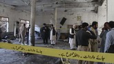 FOTO : Bom Guncang Madrasah di Pakistan Sebanyak 7 pelajar meninggal dan 112 orang luka akibat ledakan bom di sebuah madrasah di pinggiran kota Peshawar, Pakistan.