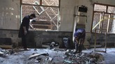FOTO : Bom Guncang Madrasah di Pakistan Sebanyak 7 pelajar meninggal dan 112 orang luka akibat ledakan bom di sebuah madrasah di pinggiran kota Peshawar, Pakistan.