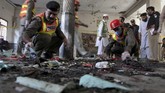 FOTO : Bom Guncang Madrasah di Pakistan Sebanyak 7 pelajar meninggal dan 112 orang luka akibat ledakan bom di sebuah madrasah di pinggiran kota Peshawar, Pakistan.