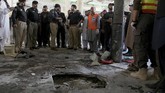 FOTO : Bom Guncang Madrasah di Pakistan Sebanyak 7 pelajar meninggal dan 112 orang luka akibat ledakan bom di sebuah madrasah di pinggiran kota Peshawar, Pakistan.