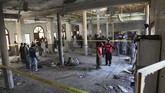 FOTO : Bom Guncang Madrasah di Pakistan Sebanyak 7 pelajar meninggal dan 112 orang luka akibat ledakan bom di sebuah madrasah di pinggiran kota Peshawar, Pakistan.