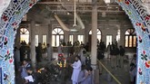 FOTO : Bom Guncang Madrasah di Pakistan Sebanyak 7 pelajar meninggal dan 112 orang luka akibat ledakan bom di sebuah madrasah di pinggiran kota Peshawar, Pakistan.