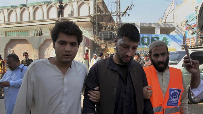 FOTO : Bom Guncang Madrasah di Pakistan