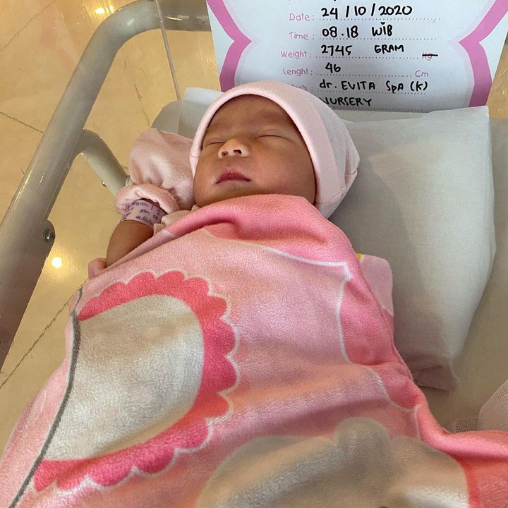 <p>Pasangan ini dikaruniai anak perempuan dan diberi nama Kiara Bella Rukmana. (Foto: Instagram @princessraiyah)</p>