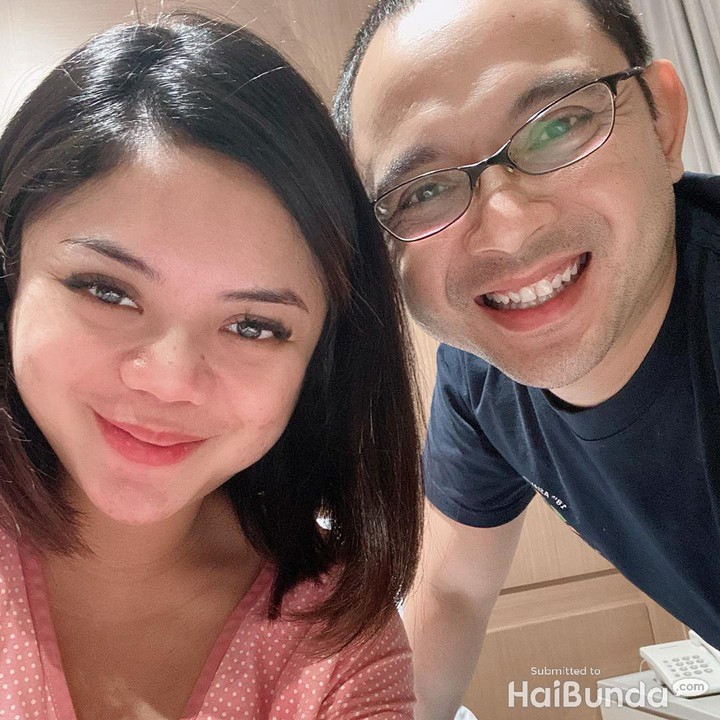 <p>Kebahagiaan nampak terpancar jelas di raut wajah Danny dan Raiyah ya, Bunda. (Foto: Instagram @princessraiyah)  </p>