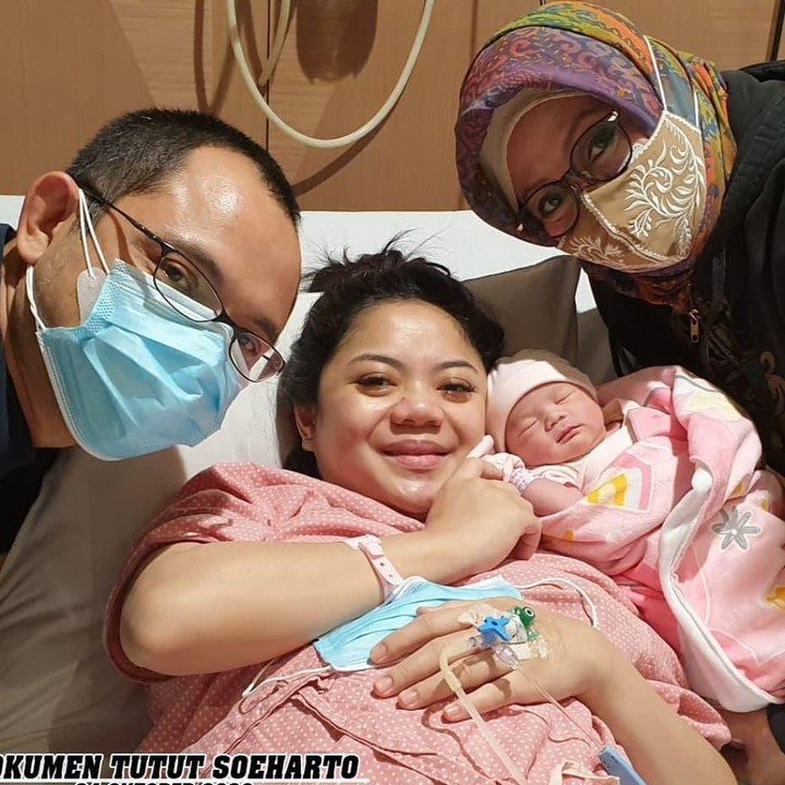 <p> Ibunda Danny Rukmana, Tutut Soeharto, juga turut mengunggah potret kelahiran sang cucu di Instagramnya sebagai bentuk kebahagian. (Foto: Instagram @tututsoeharto)</p>