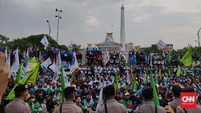 Pemprov Jatim menetapkan Upah Minimum Provinsi (UMP) tahun 2022 sebesar Rp1.891.567. UMP tahun ini hanya naik sekitar Rp22.790 atau 1,2 persen dari tahun sebelumnya.