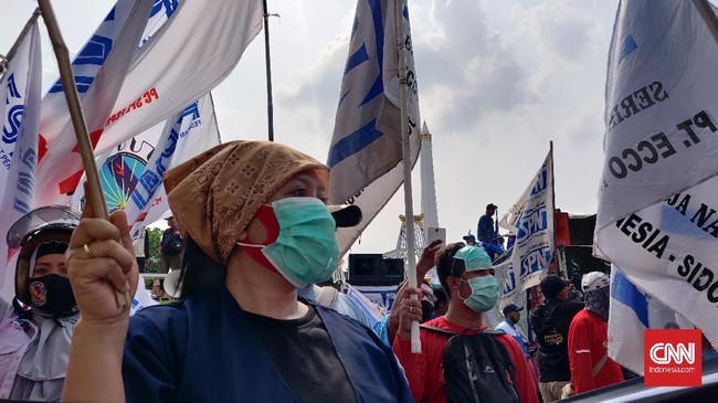 Massa mengingatkan Gubernur Jatim Khofifah bahwa mereka akan demo kembali jika komitmen mengenai rumusan UMK Jatim yang disusulkan buruh diabaikan.