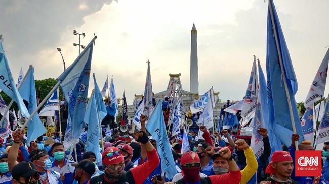 Buruh di Jatim menolak penetapan UMK karena selisih upah minimum antar satu kabupaten/kota terpaut jauh.