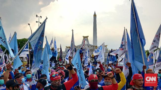 Geruduk Kantor Gubernur, Ribuan Buruh Minta Khofifah Keluar Ribuan buruh dari sejumlah serikat pekerja menyatakan tetap bertahan di depan Kantor Gubernur Jawa Timur, sampai Khofifah Indar Parawansa menemui mereka.