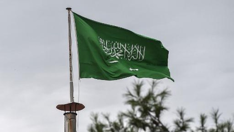 A Saudi Arabian flag flies on Saudi Arabia's consulate in Istanbul on October 4, 2018. - Jamal Khashoggi, a veteran Saudi journalist who has been critical towards the Saudi government has gone missing after visiting the kingdom's consulate in Istanbul on October 2, 2018, the Washington Post reported. (Photo by OZAN KOSE / AFP)