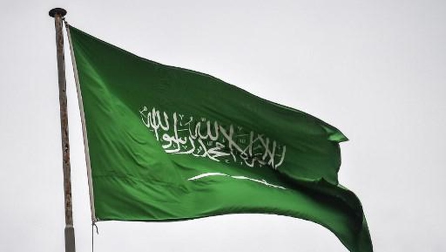 A Saudi Arabian flag flies on Saudi Arabia's consulate in Istanbul on October 4, 2018. - Jamal Khashoggi, a veteran Saudi journalist who has been critical towards the Saudi government has gone missing after visiting the kingdom's consulate in Istanbul on October 2, 2018, the Washington Post reported. (Photo by OZAN KOSE / AFP)