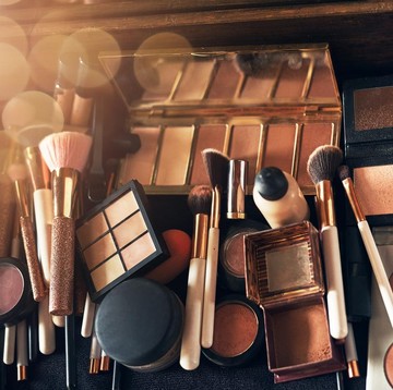 Jajaran Makeup di Rumah Adalah Stok dari Sebelum Pandemi, Perlu Disingkirkan Semua? Cek Faktanya Dulu di Sini
