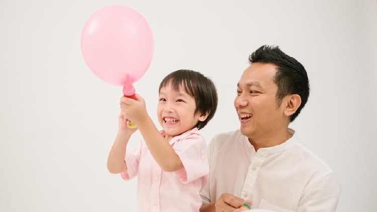 ilustrasi meniup balon Thailand, blowing, balloon, family, father, son, love, pink color, studio,Air pump