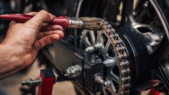 Perawatan rantai sepeda motor dilakukan setiap periode 4.000 km secara berkala.