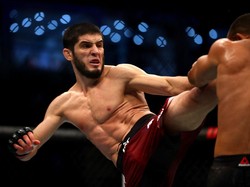 UFC Vegas 31: Islam Makhachev Bikin Keok Thiago Moises dengan Cekikan Leher