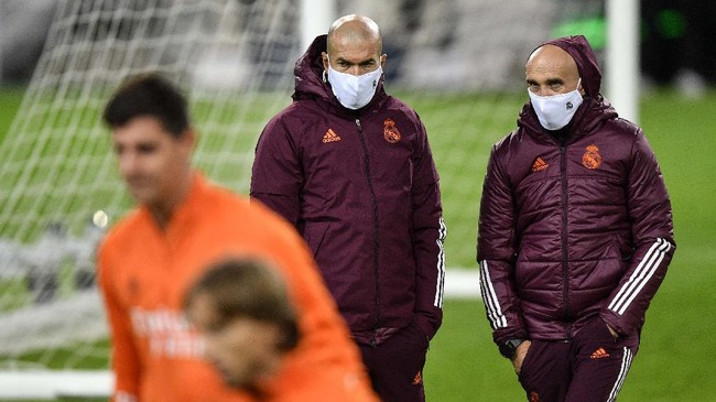 Pelatih Real Madrid Zinedine Zidane mengaku kesal mendengar komentar pelatih Barcelona Ronald Koeman soal kepemimpinan wasit.