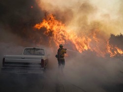 Lembah Jurupa Dekat Permukiman di California Terbakar