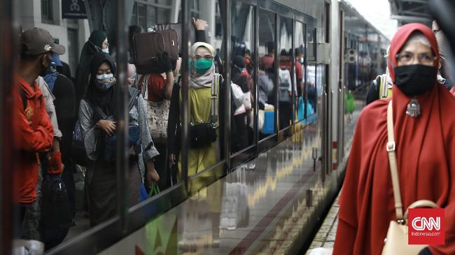 Penumpang kereta api tetap wajib melampirkan hasil pemeriksaan rapid test antigen, meski pemerintah bakal menerapkan penggunaan GeNose, alat deteksi Covid.