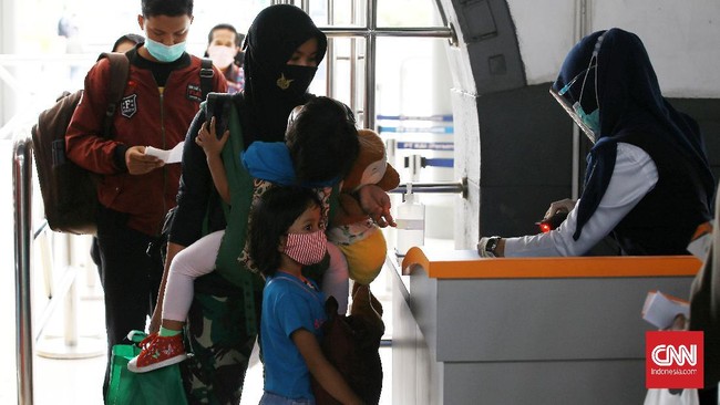 FOTO: Lonjakan Penumpang Stasiun Senen Jelang Libur Panjang
