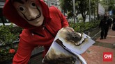 FOTO: 'Salvador Dali' Bakar Salinan UU Ciptaker di Depan MK Mahasiswa bertopeng Salvador Dali melakukan aksi membakar salinan naskah Omnibus Law UU Cipta Kerja di depan Gedung MK, Selasa (27/10).