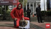 FOTO: 'Salvador Dali' Bakar Salinan UU Ciptaker di Depan MK Mahasiswa bertopeng Salvador Dali melakukan aksi membakar salinan naskah Omnibus Law UU Cipta Kerja di depan Gedung MK, Selasa (27/10).