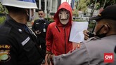 FOTO: 'Salvador Dali' Bakar Salinan UU Ciptaker di Depan MK Mahasiswa bertopeng Salvador Dali melakukan aksi membakar salinan naskah Omnibus Law UU Cipta Kerja di depan Gedung MK, Selasa (27/10).