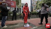 FOTO: 'Salvador Dali' Bakar Salinan UU Ciptaker di Depan MK Mahasiswa bertopeng Salvador Dali melakukan aksi membakar salinan naskah Omnibus Law UU Cipta Kerja di depan Gedung MK, Selasa (27/10).