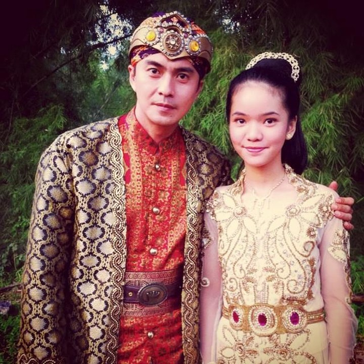 <p>Di foto ini, Marcelino saat membintangi serial Raden Kian Santang. Ia menulis di caption, "<em>With My Beloved Daughter in Indonesian TV Series "Raden Kian Santang".</em>" (Foto: Instagram @marcellinozhang)</p>