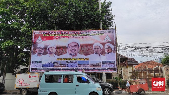 Sekitar ratusan orang sejak pagi memadati kawasan Petamburan di sekitar markas DPP FPI. Massa yang berpakaian serba putih ini menyambut Rizieq Shihab pulang.