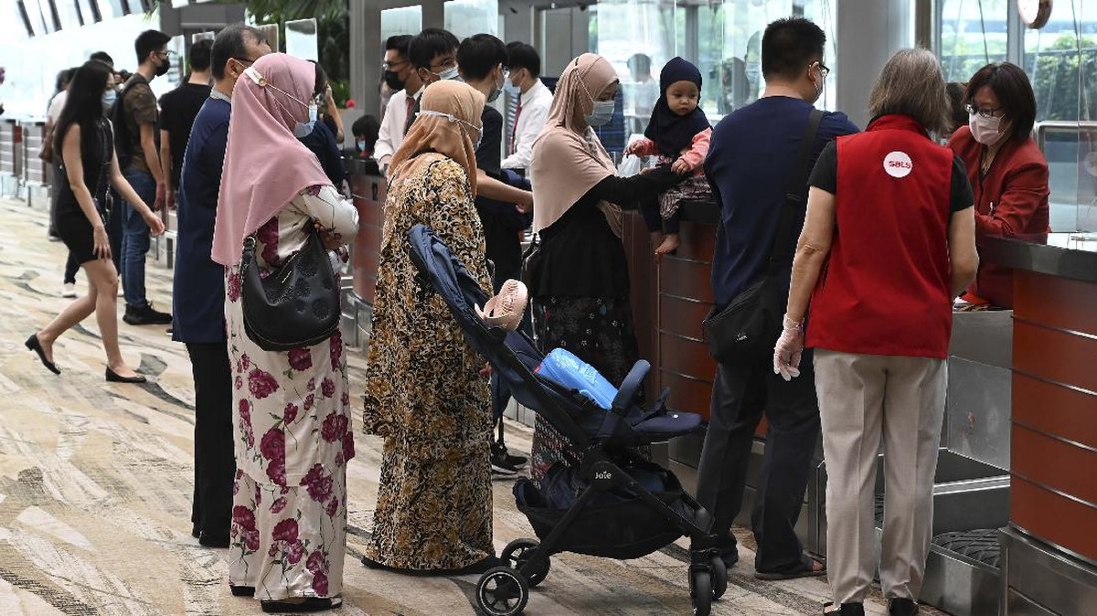 FOTO: Makan-makan di Pesawat yang Tak Pernah Lepas Landas