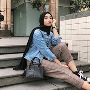 Mix and Match Outfit Hijab dengan Jaket Denim Bikin Kamu Stylish
