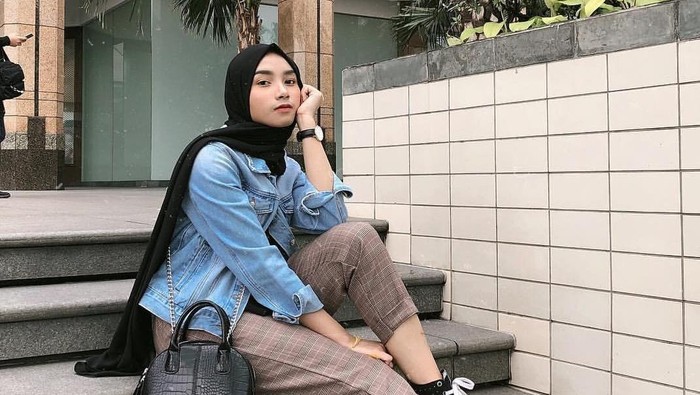 Mix and Match Outfit Hijab dengan Jaket Denim Bikin Kamu Stylish