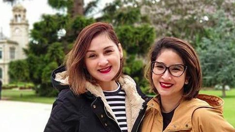 Mona Ratuliu dan Novita Angie