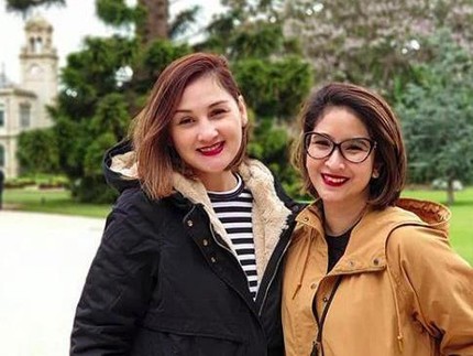 5 Tips Awasi Remaja Gunakan Media Sosial ala Mona Ratuliu & Novita Angie
