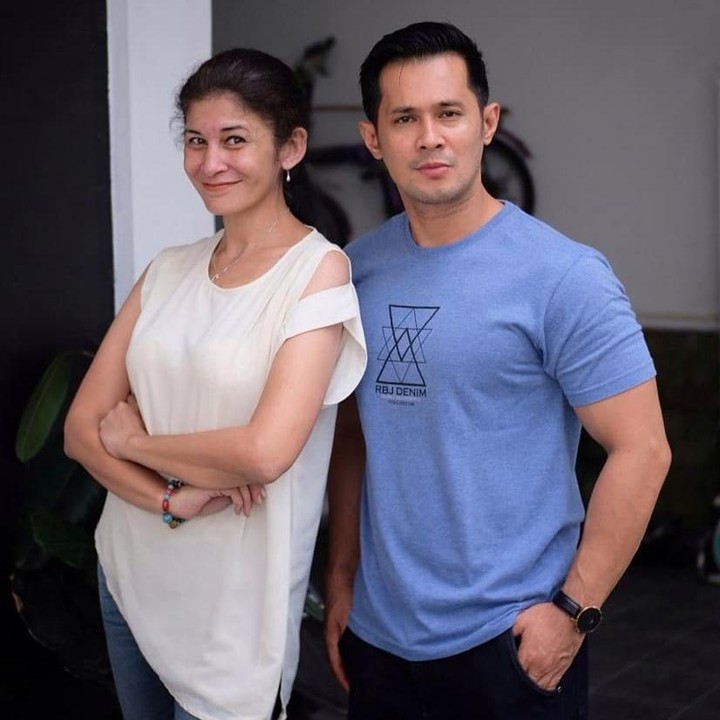 <p>Pada 1999, Monica Oemardi membintangi sinetron kolosal <em>Misteri Gunung Merapi</em>, sebagai Mayangsari Pendekar Perak. Bunda nonton enggak nih? Di foto ini, ia berpose bareng Afdhal Yusman, yang juga membintangi sinteron itu di <em>season 3</em>. (Foto: Instagram @monica_oemardi)</p>