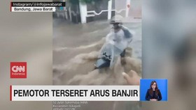 VIDEO: Pemotor Terseret Arus Banjir di Bandung
