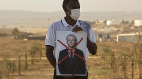 Kala Macron Mencoba Meredam Ketegangan dengan Islam