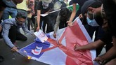 FOTO: Protes Muslim Dunia Kecam Pernyataan Presiden Prancis Sejumlah negara dengan populasi mayoritas Muslim melakukan aksi menentang Presiden Prancis Emmanuel Macron karena pernyataannya dinilai menghina Islam.