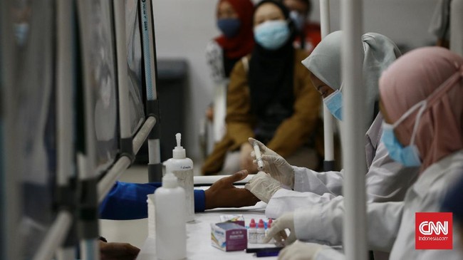 Pengguna layanan transportasi jarak jauh keberatan dengan rencana pemerintah mewajibkan penumpang kereta jarak jauh dan pesawat melakukan rapid test antigen.