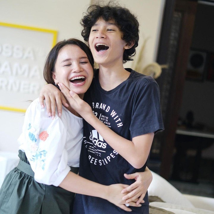 Rossa dan Yoyo kerap membagikan momen bahagia bersama Rizky di akun Instagram masing-masing. Semoga kompak selalu ya... (Foto: Instagram @itsrossa910)