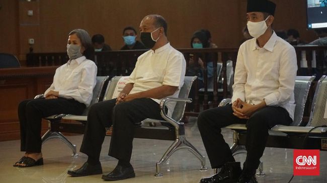 Tiga terdakwa kasus Hoaks Sunda Empire yakni Nasri Banks, Raden Ratnaningrum, dan Ki Ageng Ranggasasana dinyatakan bersalah dan divonis dua tahun penjara.